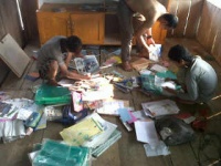 200px-Juli_30_2012_Benor_FM_Gotong_Royong_fasilitator_dan_kader_pendidikan_untuk_Pustaka_Rimba_dan_ruang_belajar_lantai_2_kantor_lapangan_KKI_WARSI.jpg