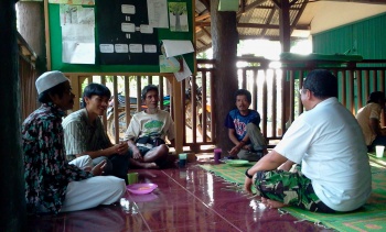 350px-Orang_Rimba_dan_Pak_Onno_Kantor_Lapangan_KKI_Warsi.jpg