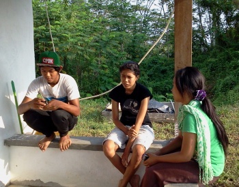 350px-Penyiar_radio_cilik_dari_Desa_Sarolangun_Jambi.jpg