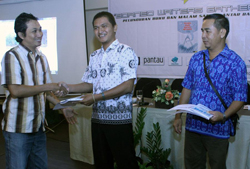 Februari_10_2013_BBM_Penyerahan_Hadiah.jpg